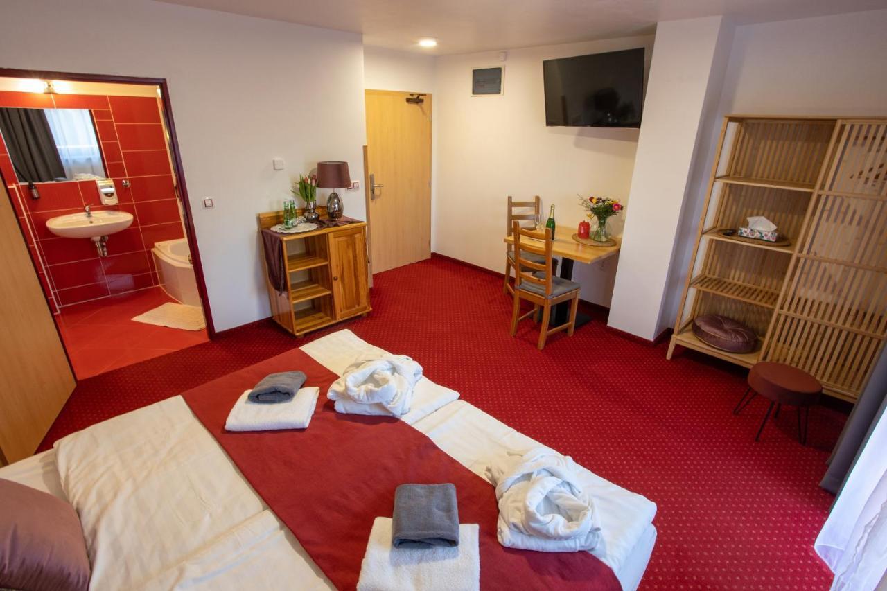 Отель Wellness & Restaurant U Fandy Lhotka  Экстерьер фото
